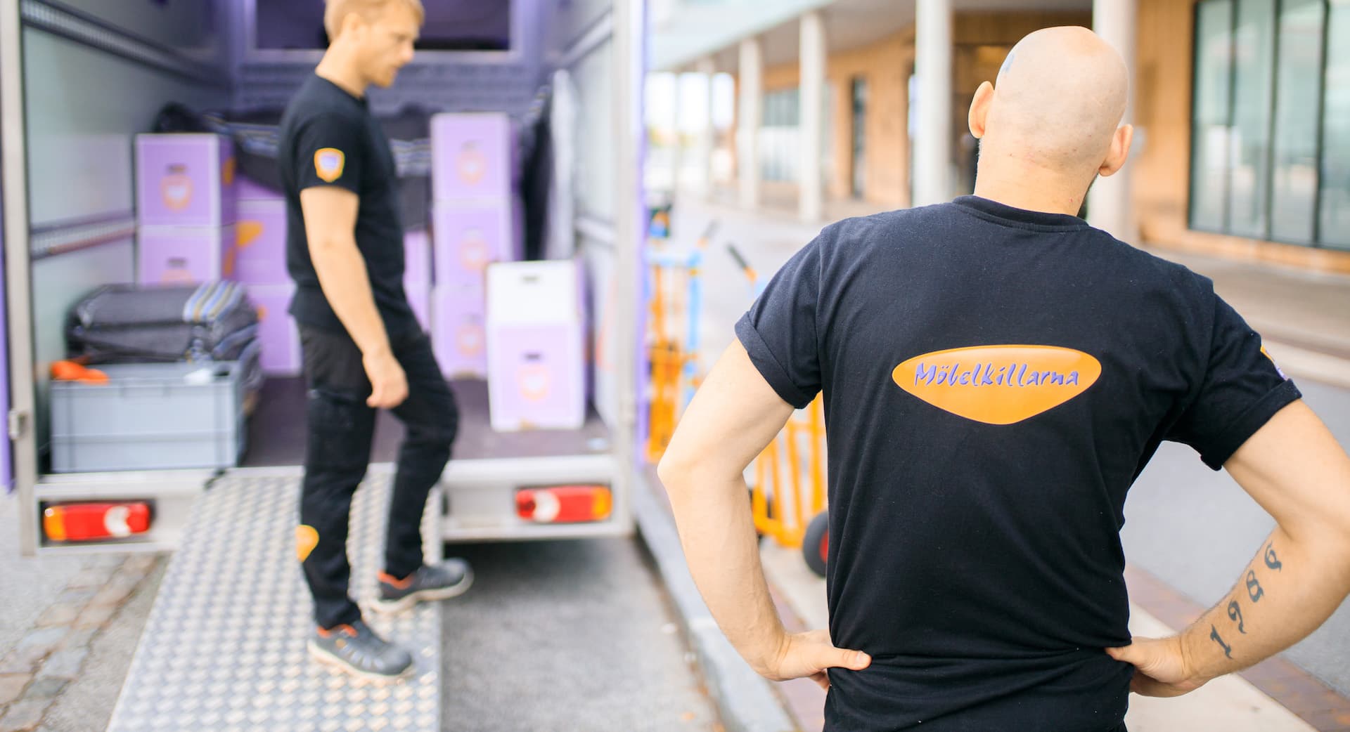 Möbelkillarna flyttbil ute och kör i öppet landskap